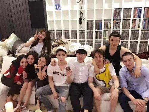 和闺蜜吃娱乐圈的瓜